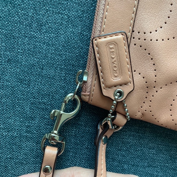 Coach wristlet - Picture 3 of 7